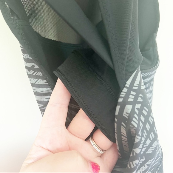 Lululemon Running In The City Tank Stripe Play Slate Black 8 - Picture 7 of 13